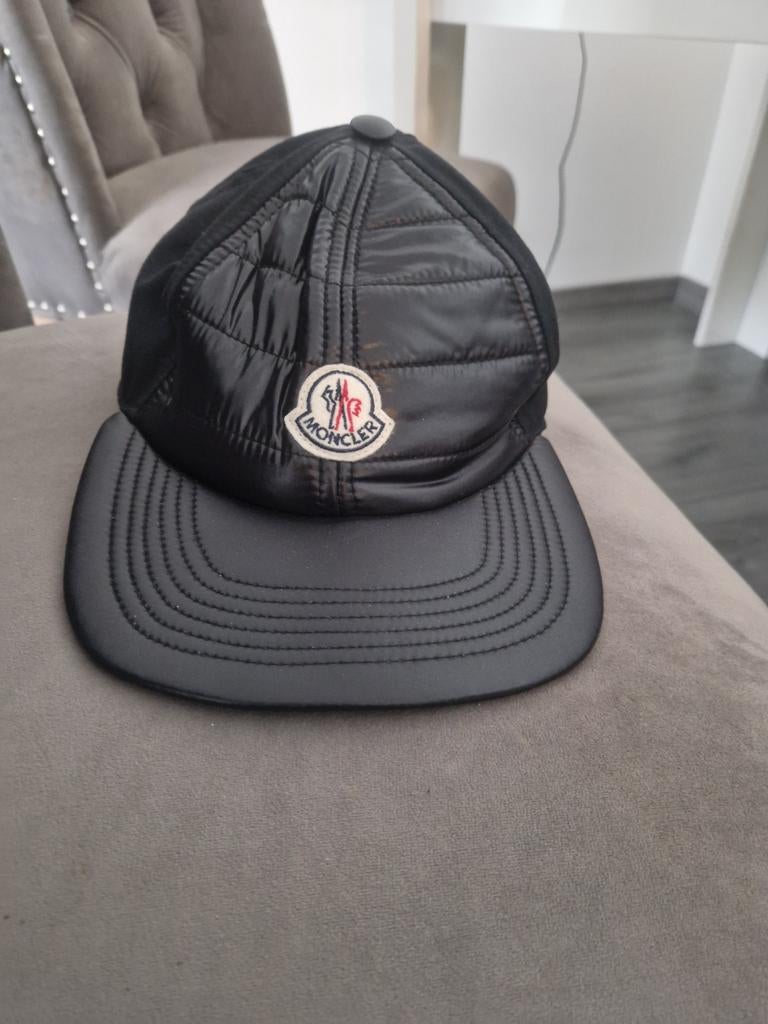 moncler pet, Ophalen of Verzenden, Zo goed als nieuw