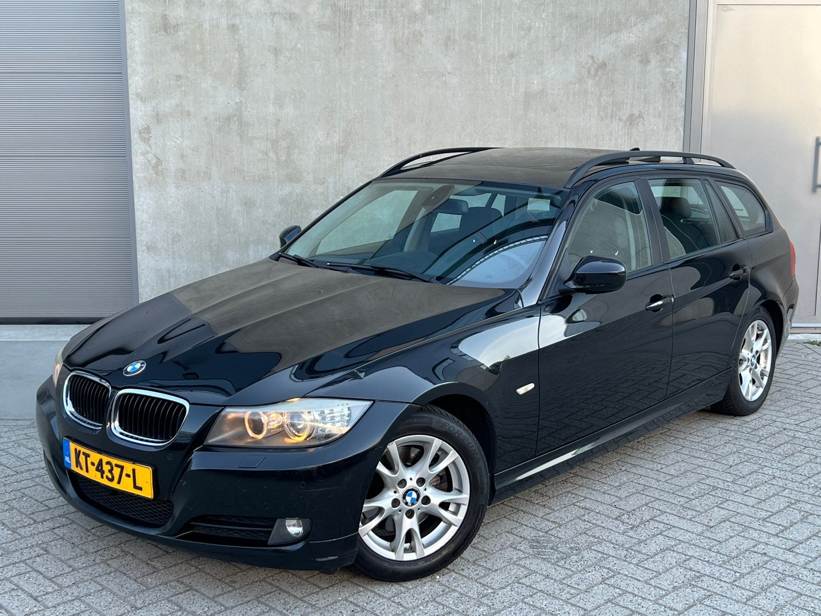 Zwarte BMW 3-Serie 320i E91 FaceLift Touring LUXE/PanoRama!, Achterwielaandrijving, 1995 cc, Zwart, 4 cilinders