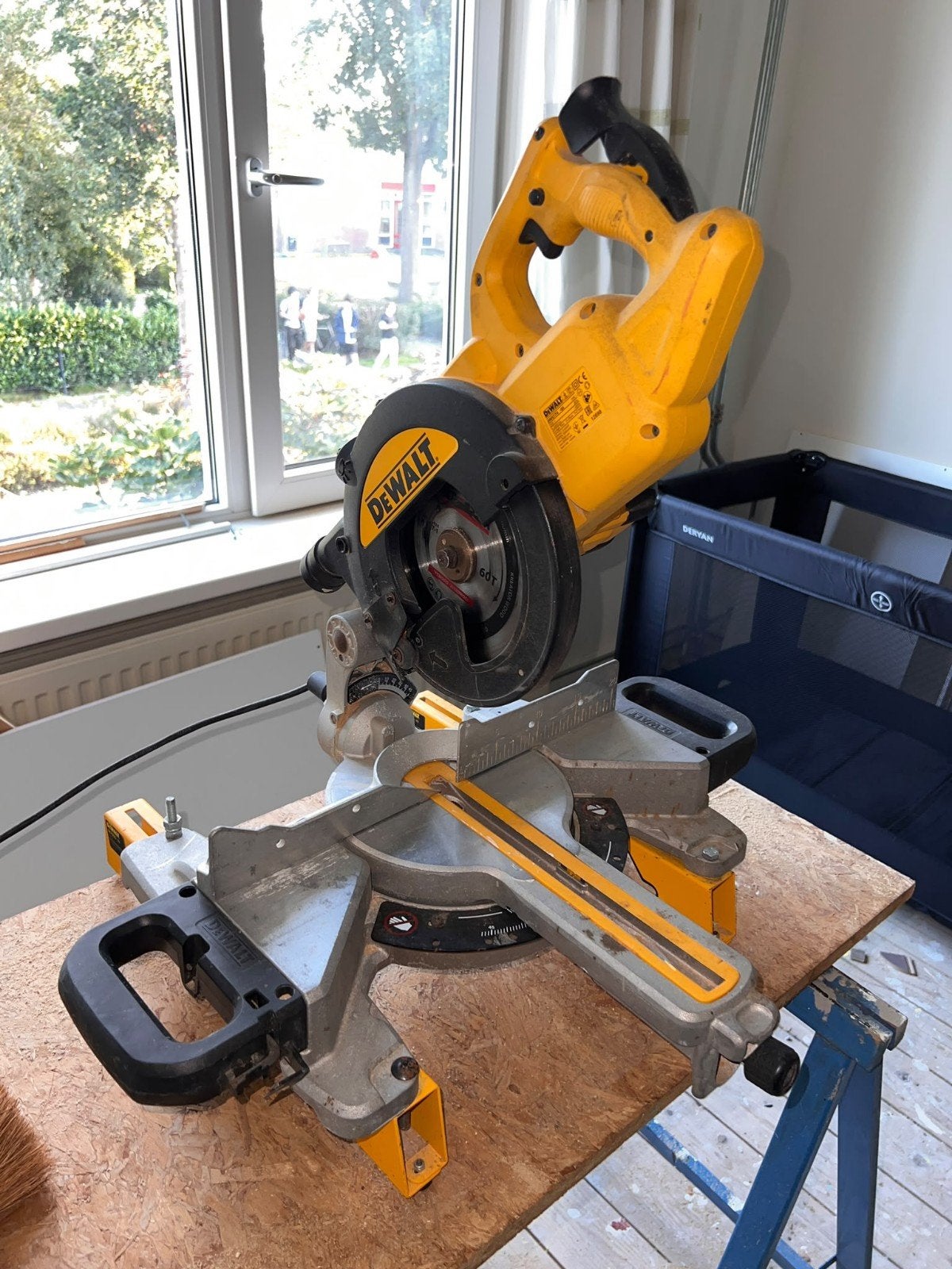 DeWalt afkortzaag DWS774 met Onderstel, Ophalen, Gebruikt, DeWalt, 70 mm of meer