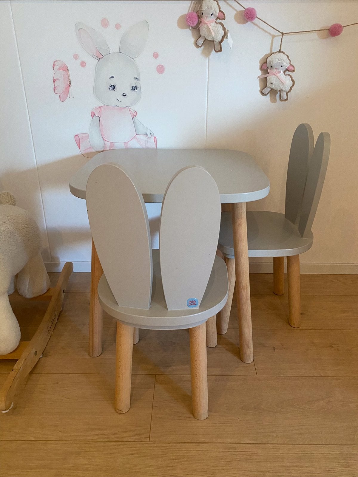 Tafeltje twee konijnen stoeltje, Ophalen, Zo goed als nieuw, Minder dan 4 stoelen