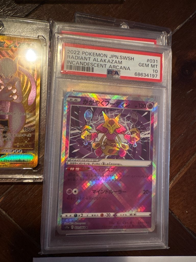 2022 RADIANT ALAKAZAM #031 PSA 10, Hobby en Vrije tijd, Ophalen of Verzenden, Zo goed als nieuw, Losse kaart