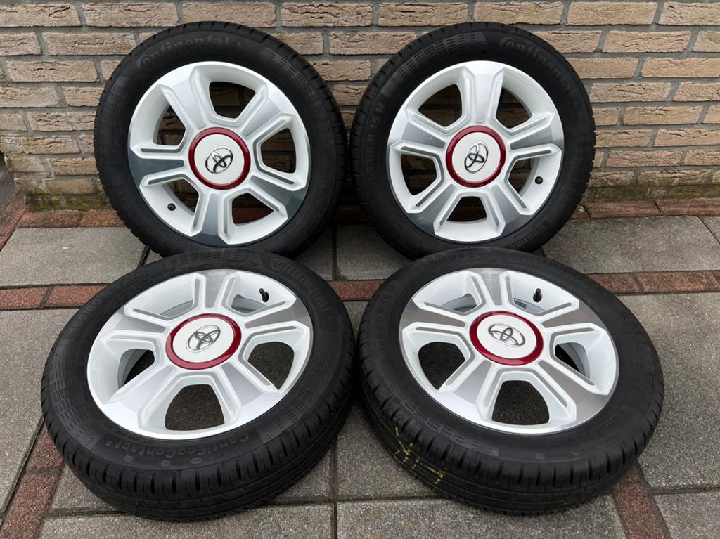 15 inch ORG Toyota aygo velgen met zomerbanden 4x100, Ophalen, 15 inch, Banden en Velgen, 185 mm