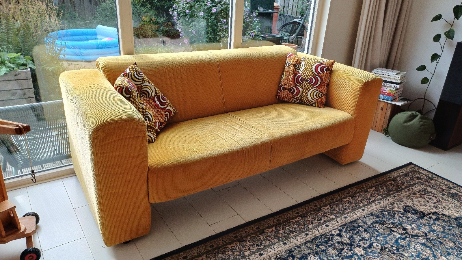 Gele ribfluwelen tweepersoonsbank, Huis en Inrichting, Ophalen, Gebruikt, Overige maten, 150 tot 200 cm
