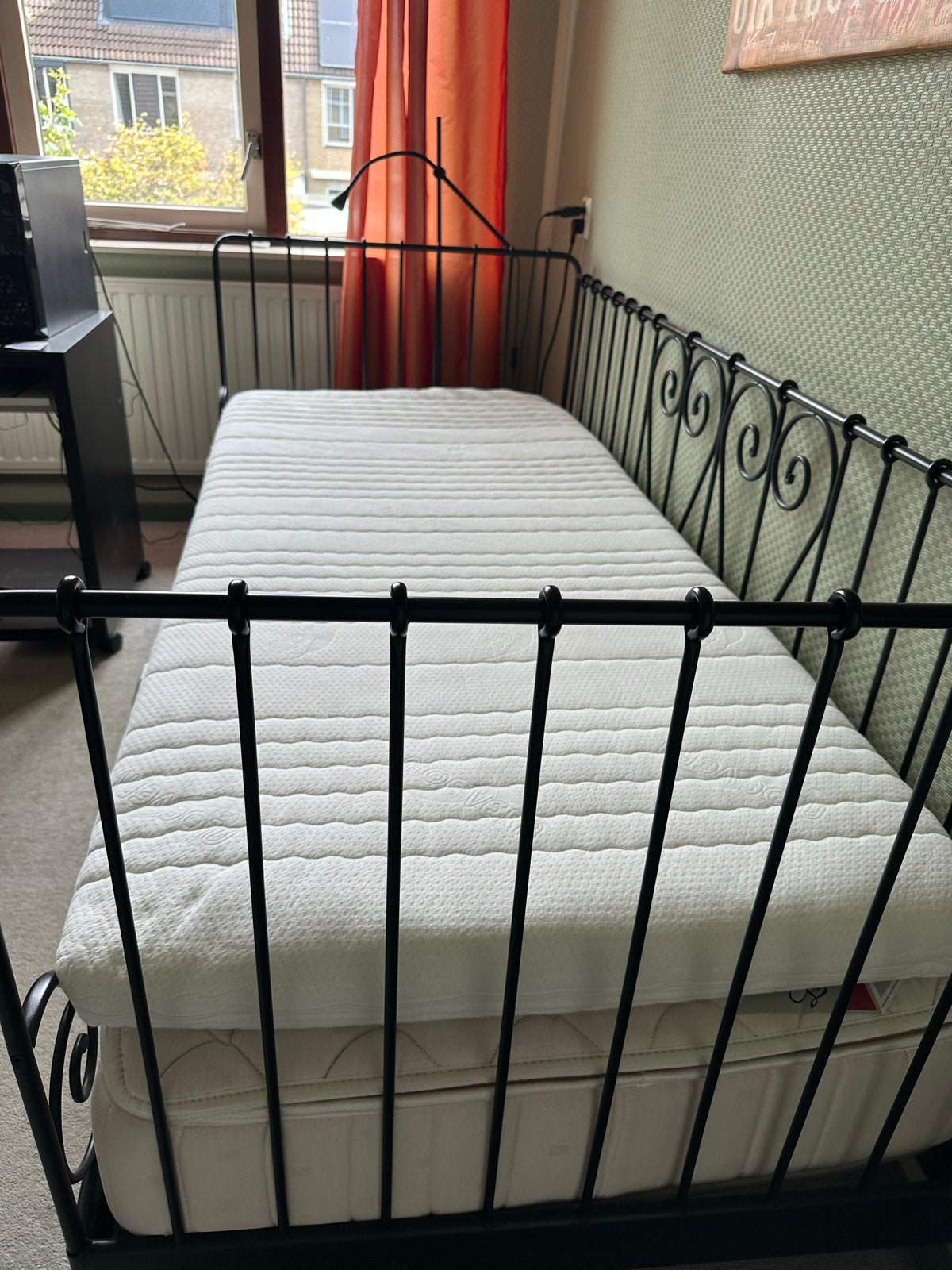 Zwart IKEA bed met matras, topper en bijzettafel, Ophalen, 90 cm, Eenpersoons, Zwart