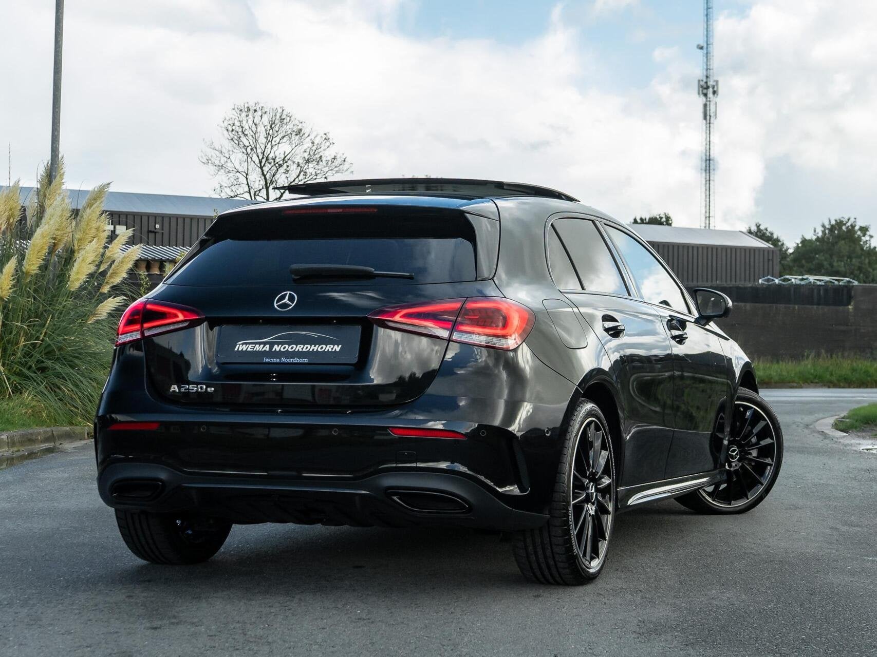 Mercedes A-klasse 250 e AMG|Panoramadak|Burmester®|Camera 3, Gebruikt, Zwart, 4 cilinders, Automatische klimaatregeling