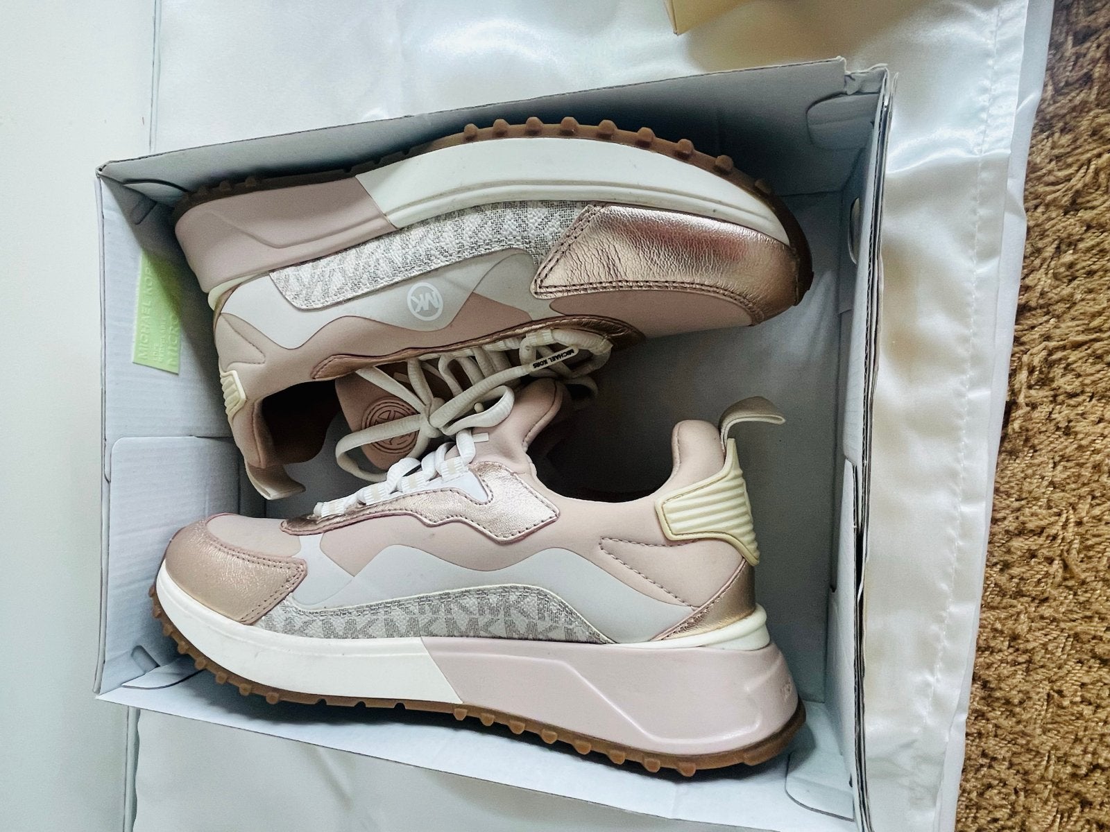 Michael Kors Maddy Trainer Metallic Mini MK Logo PVC Pale Go, Kleding | Dames, Schoenen, Zo goed als nieuw, Sneakers of Gympen