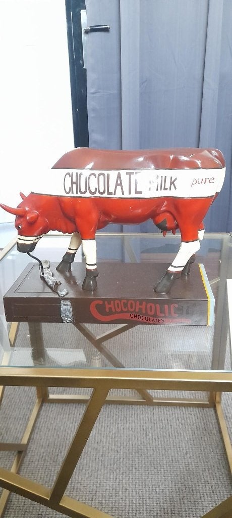 Beeld koe chocolade melk drinkend /reep drinken, Ophalen, Kunststof, Zo goed als nieuw, Modern
