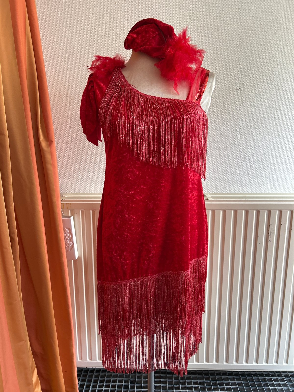 Jaren '20 Charleston jurk met franjes en veren - Rood, Ophalen of Verzenden, Gedragen, Maat 38/40 (M), Carnaval