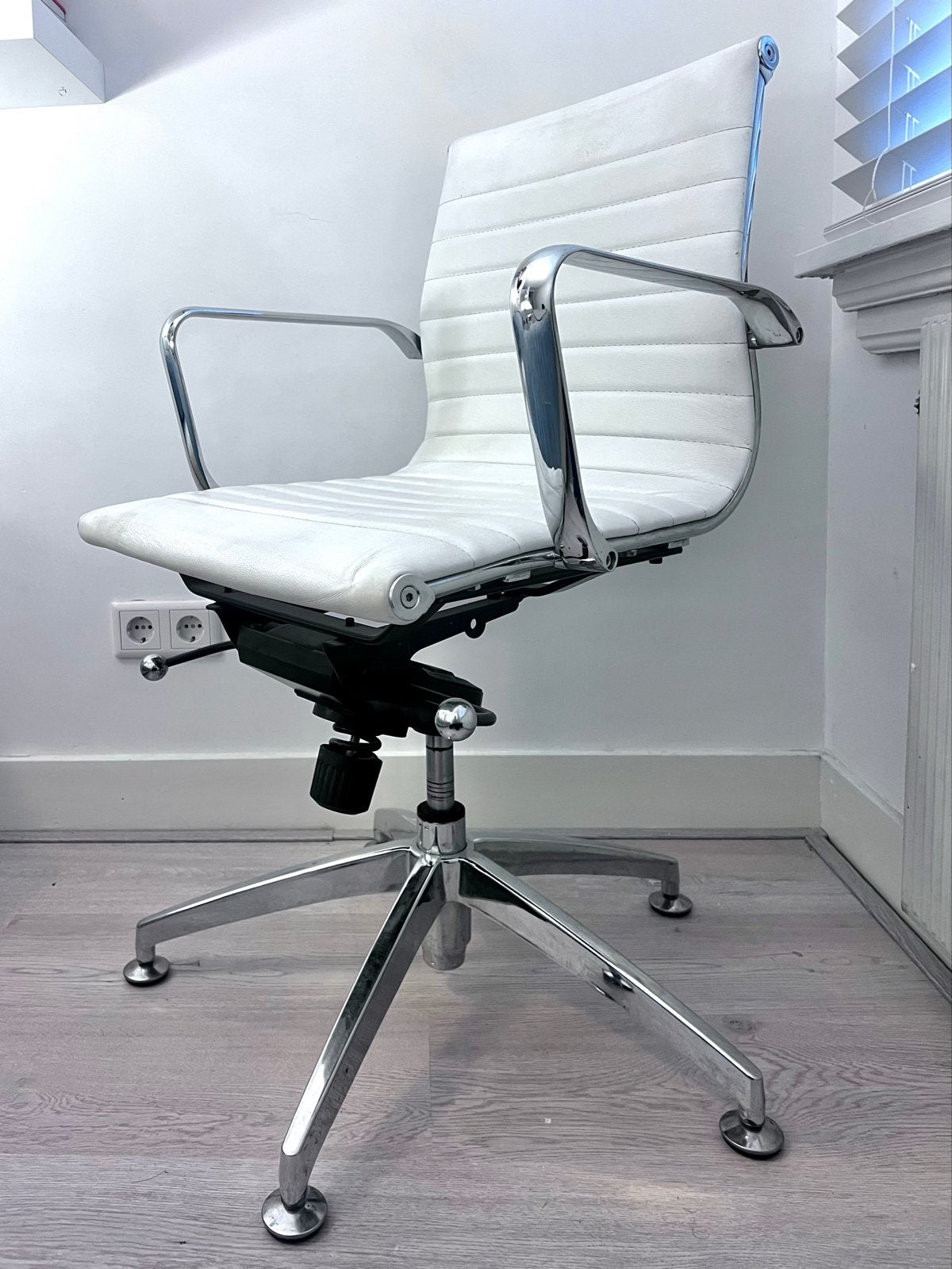 Designer Bureaustoel - Eames 117 Stijl - Wit Leder, Ophalen of Verzenden, Gebruikt, Wit, Bureaustoel