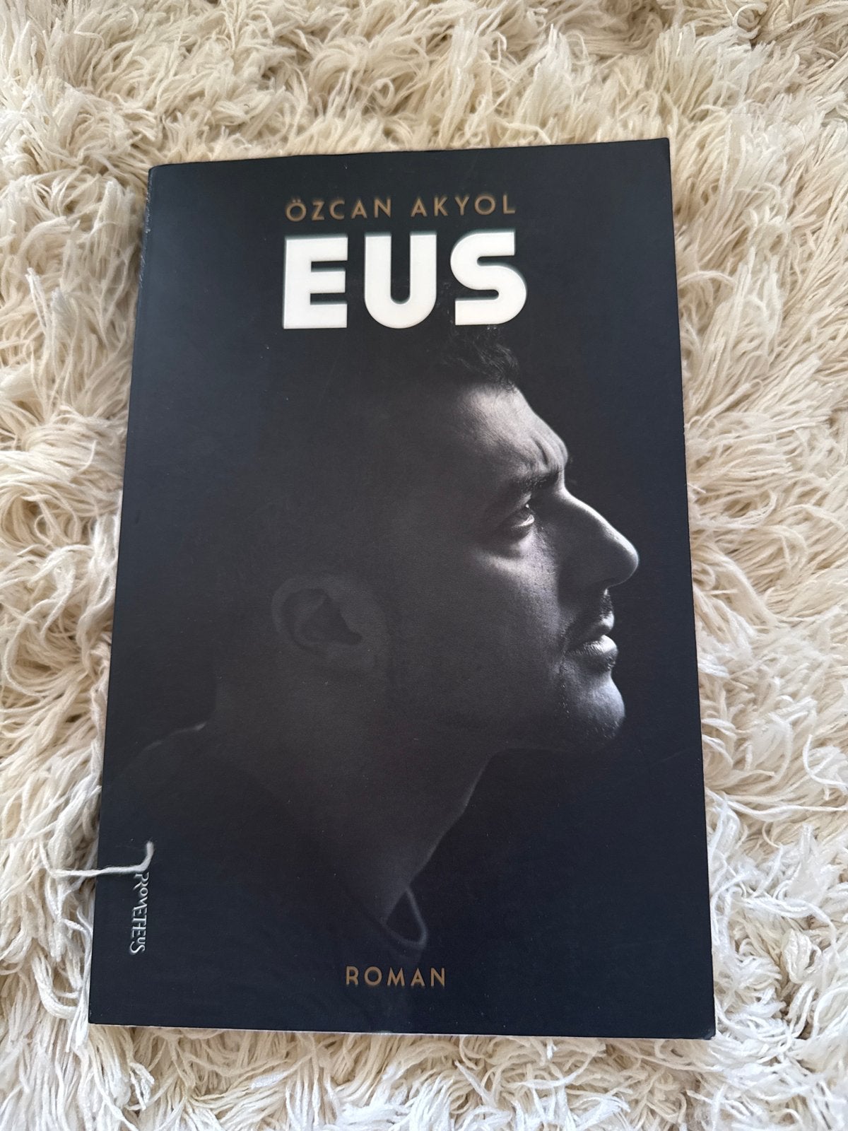 EUS - Roman van Özcan Akyol, Ophalen of Verzenden, Zo goed als nieuw, Nederland