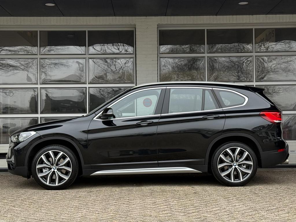 BMW X1 sDrive20i VDL Nedcar Edition | PANORAMA | 19 INCH LM, 1998 cc, Zwart, Bedrijf, Adaptive Cruise Control