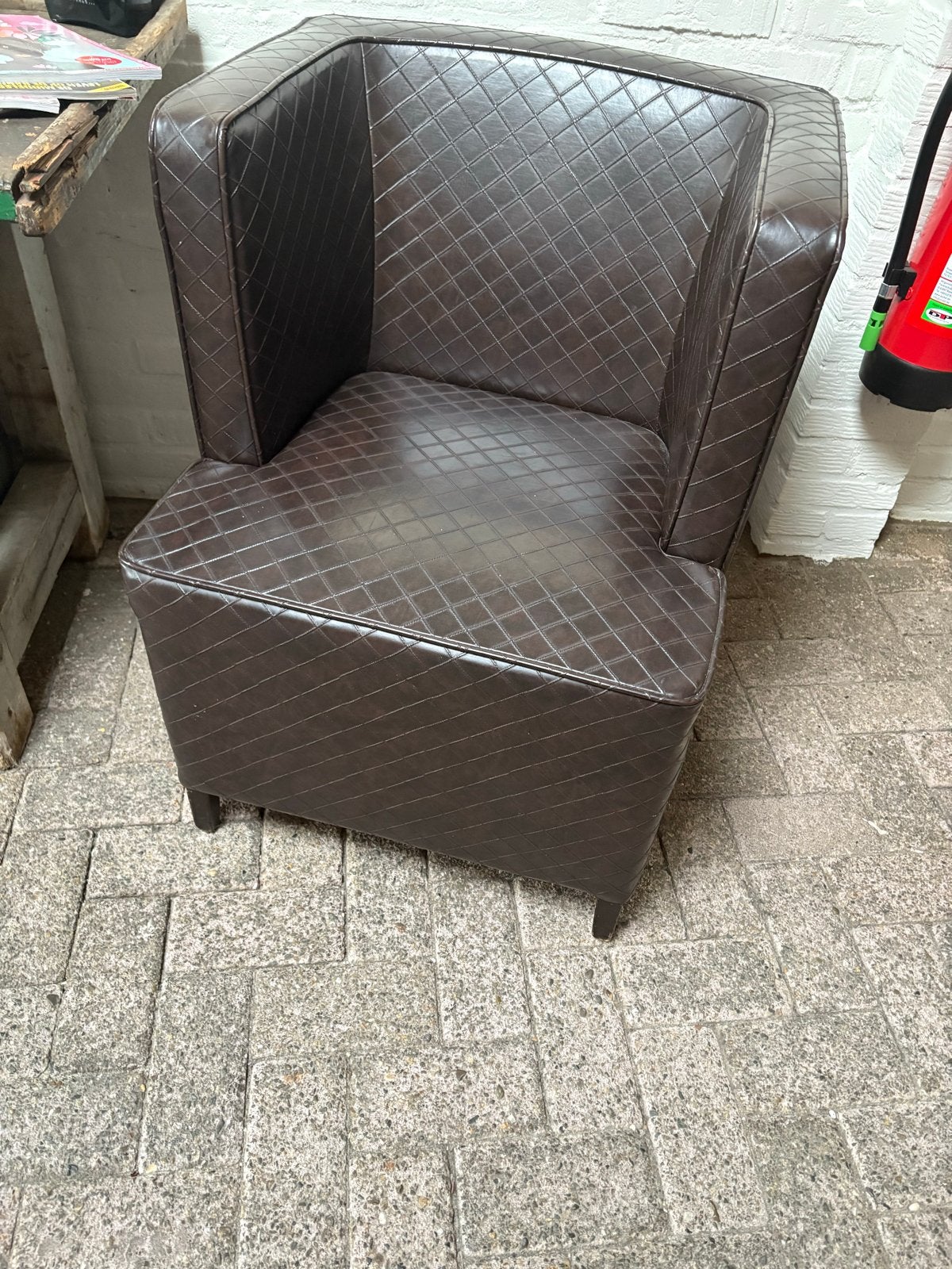Bruine fauteuil met ruitpatroon - Satelliet, Ophalen, Kunststof, Gebruikt, 75 tot 100 cm