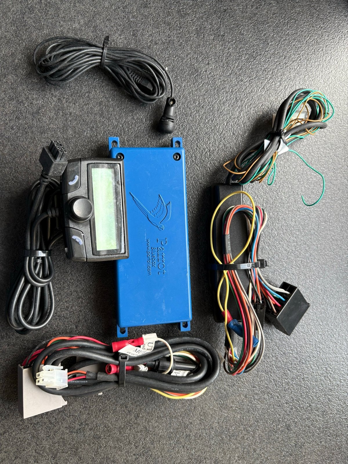 Parrot CK3100 Carkit met Bluebox en accessoires, Auto diversen, Ophalen, Gebruikt