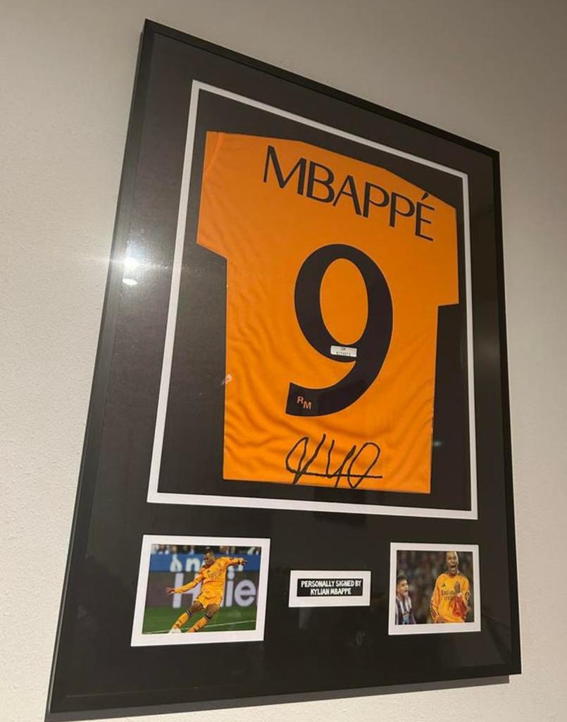 Ingelijst gesigneerd Kylian Mbappé shirt met certificaat, Ophalen of Verzenden, Zo goed als nieuw, Buitenlandse clubs, Shirt