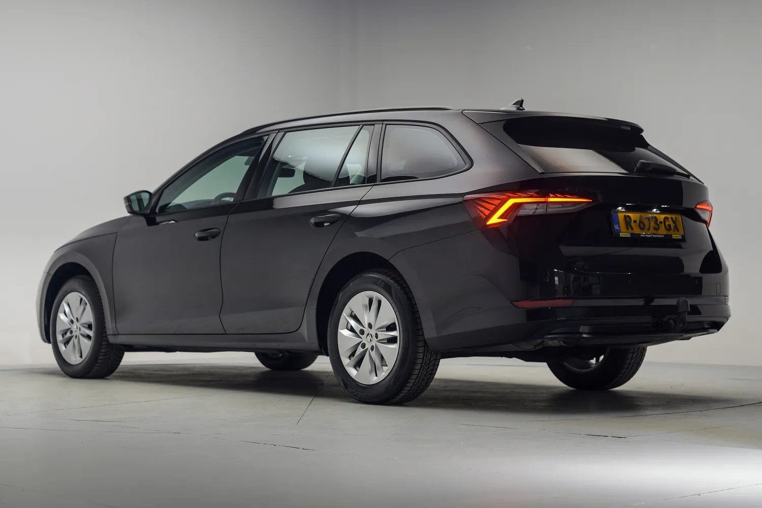 Skoda Octavia 1.5 e-TSI Business Edition Aut. [ Camera Stoel, Auto's, Dealer onderhouden, 4 cilinders, 150 pk, Zwart