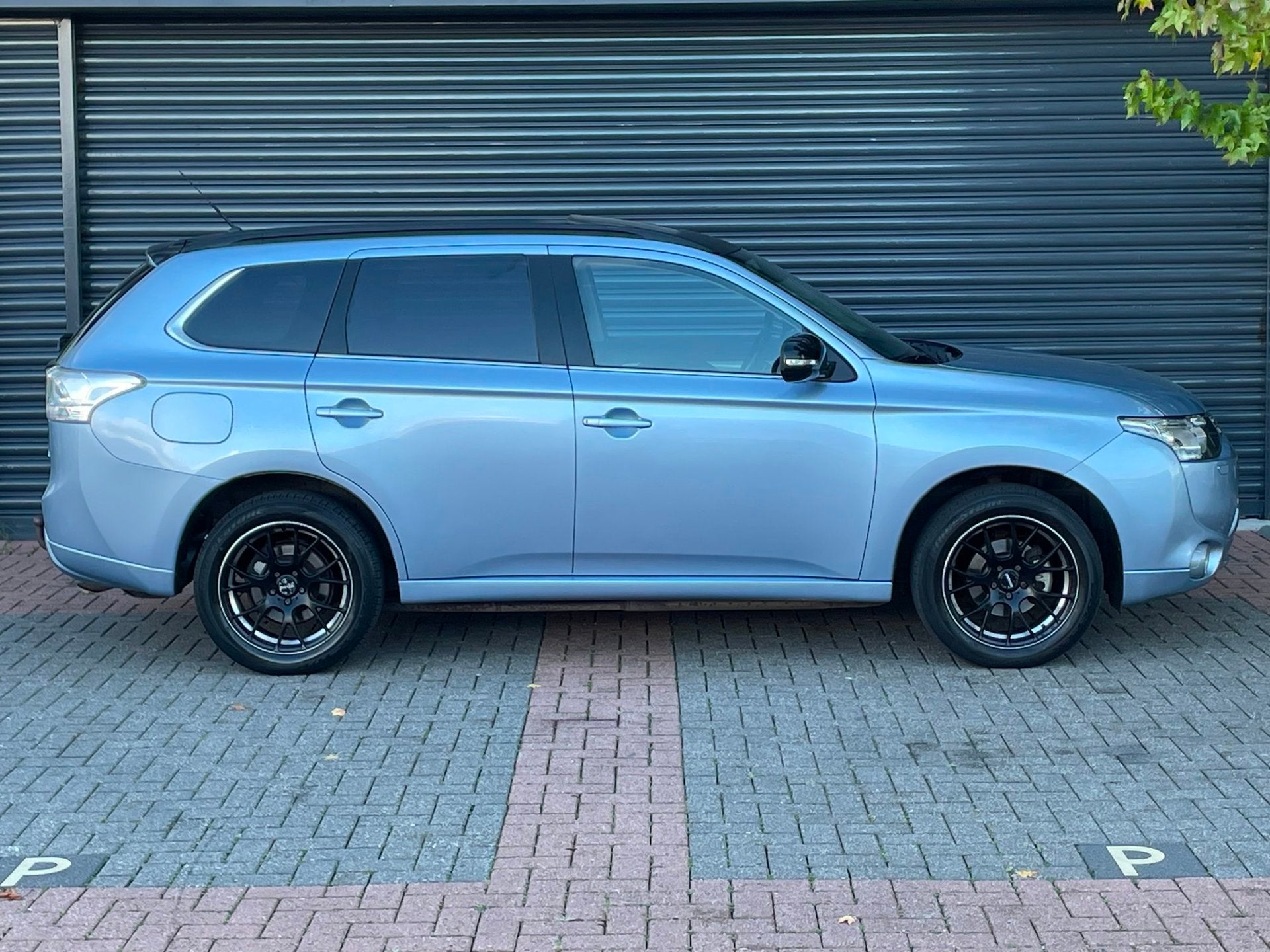 Mitsubishi Outlander 2.0 PHEV Instyle+ Schuifdak | Trekhaak, Auto's, Zwart, 4 cilinders, Blauw, Vierwielaandrijving