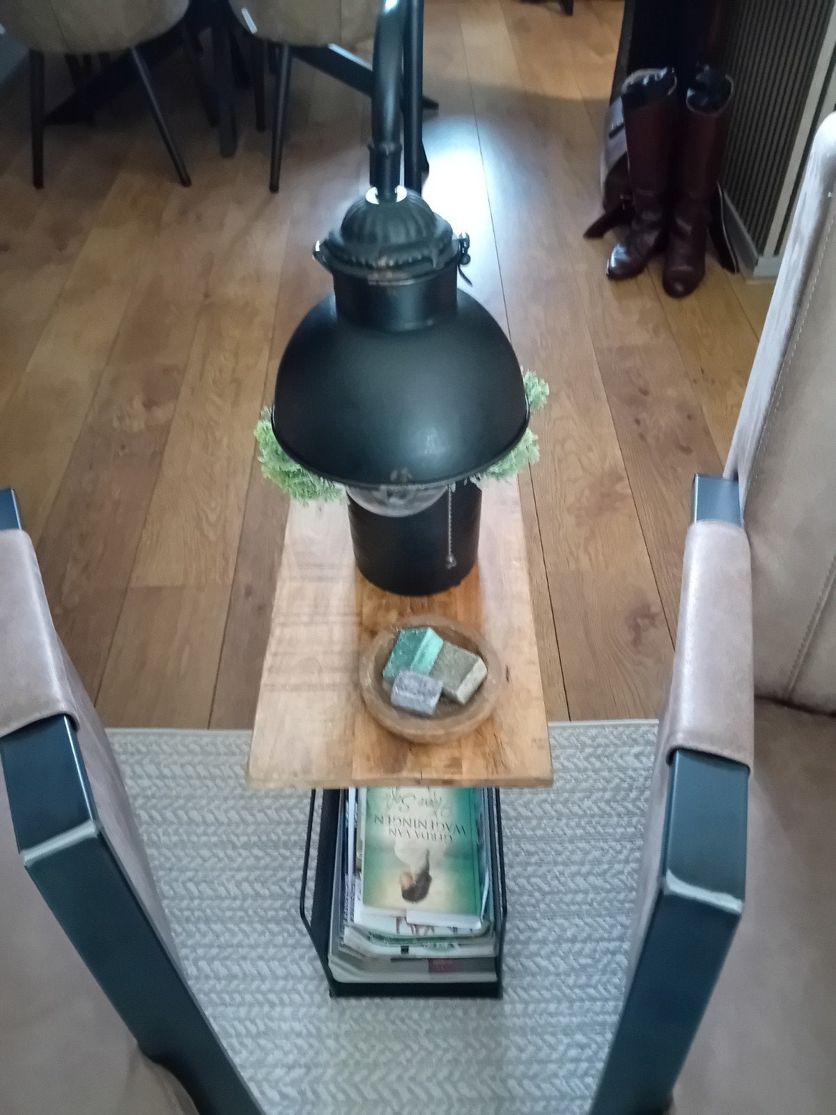 Bijzettafel met lamp op timer en krantenbak, Ophalen of Verzenden, Rond, Minder dan 55 cm