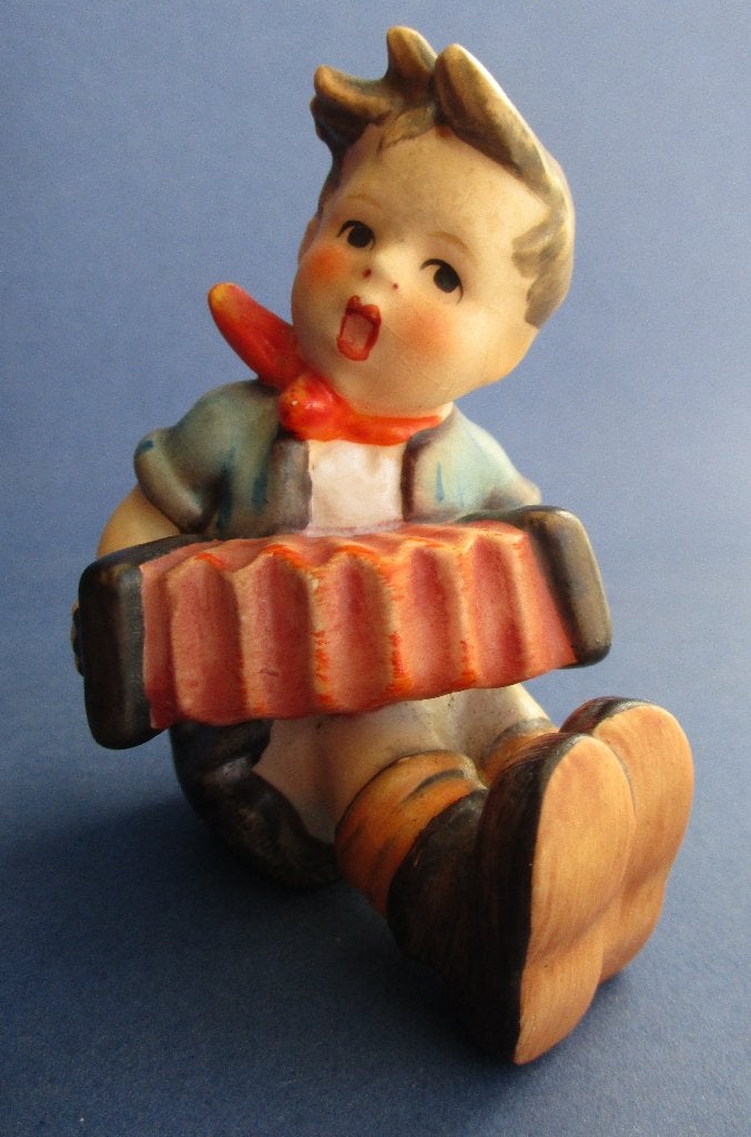 M I Hummel: 390 -Boy with Accordion- 7½ cm. -TMK-5, Ophalen of Verzenden