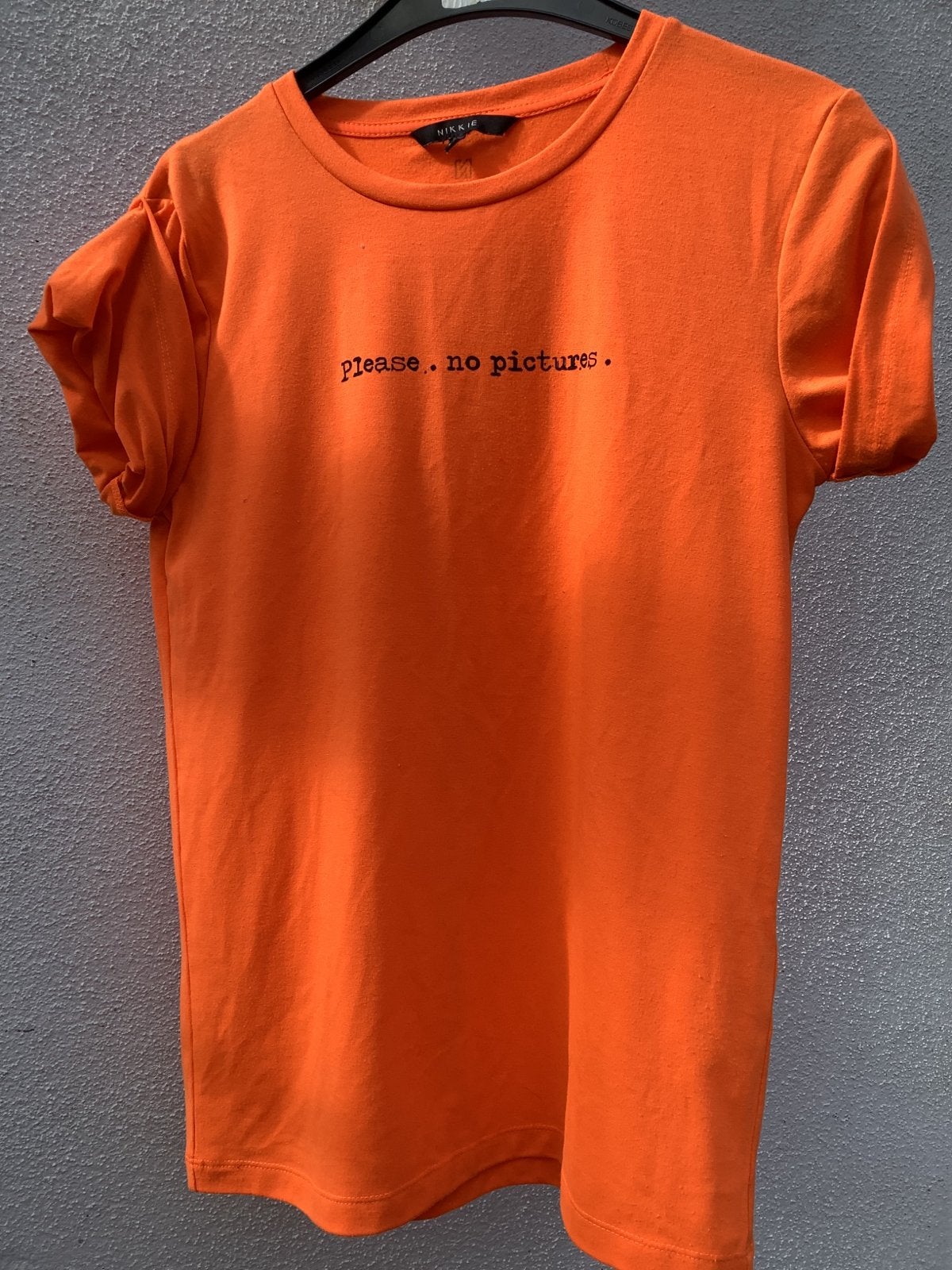 Nikkie T-shirt 'Please no pictures' - Maat 34 (XS), Kleding | Dames, Oranje, Ophalen of Verzenden, Zo goed als nieuw, Korte mouw