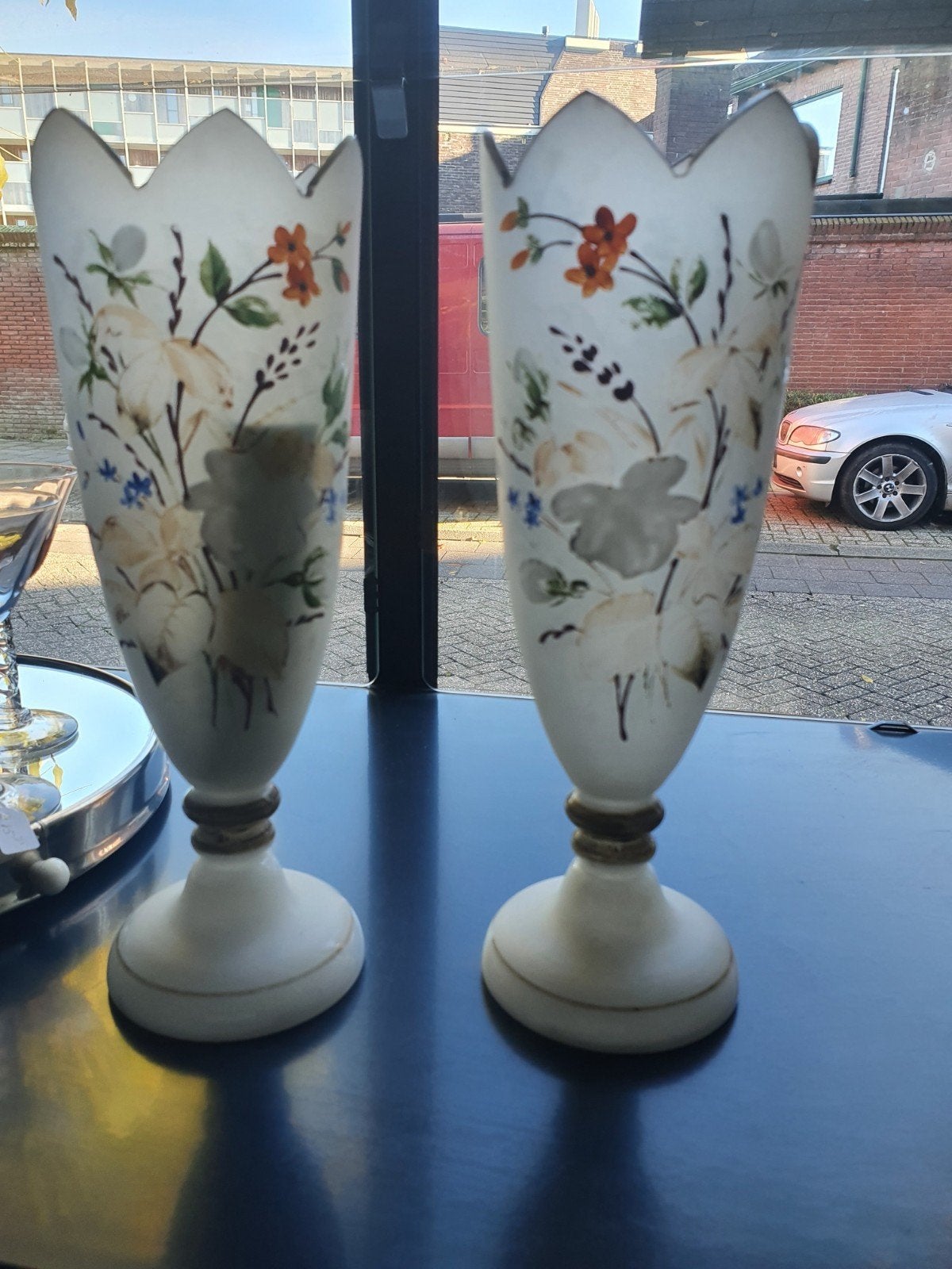 2 Melkglas Vazen met Bloemmotief - Vaste Prijs, Antiek en Kunst, Ophalen of Verzenden
