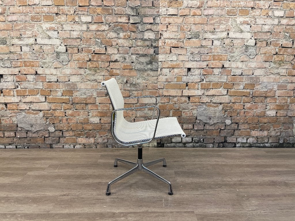 Vitra EA107 wit netweave chrome bij TheReSales, Ophalen, Wit, Zo goed als nieuw, Eén
