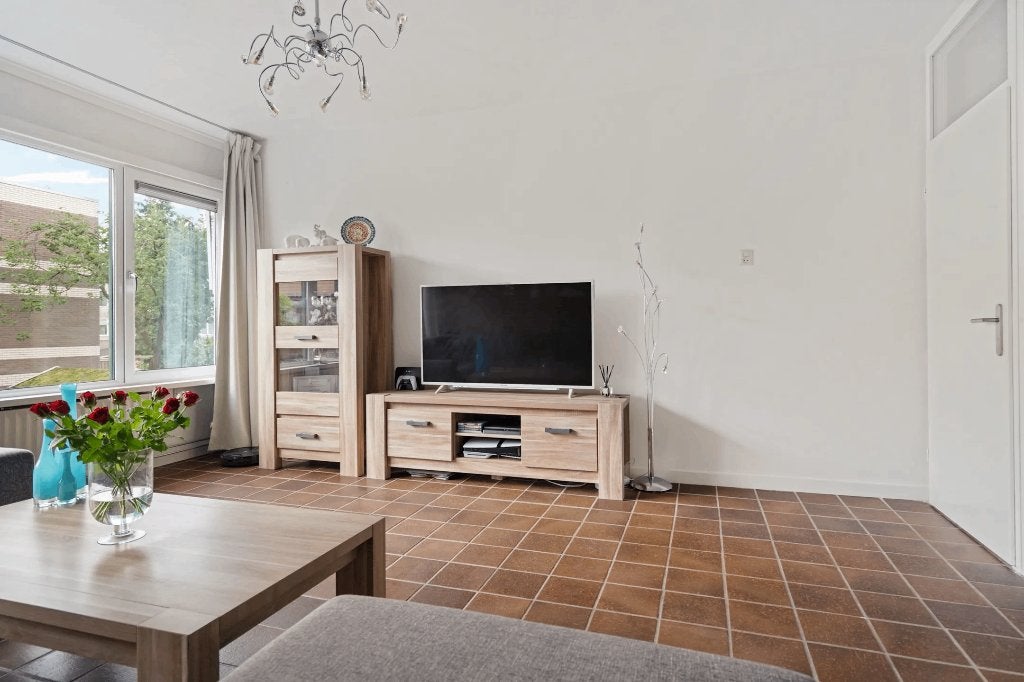 Complete meubelset: tv-kast, vitrine, tafels en stoelen, Huis en Inrichting, Ophalen