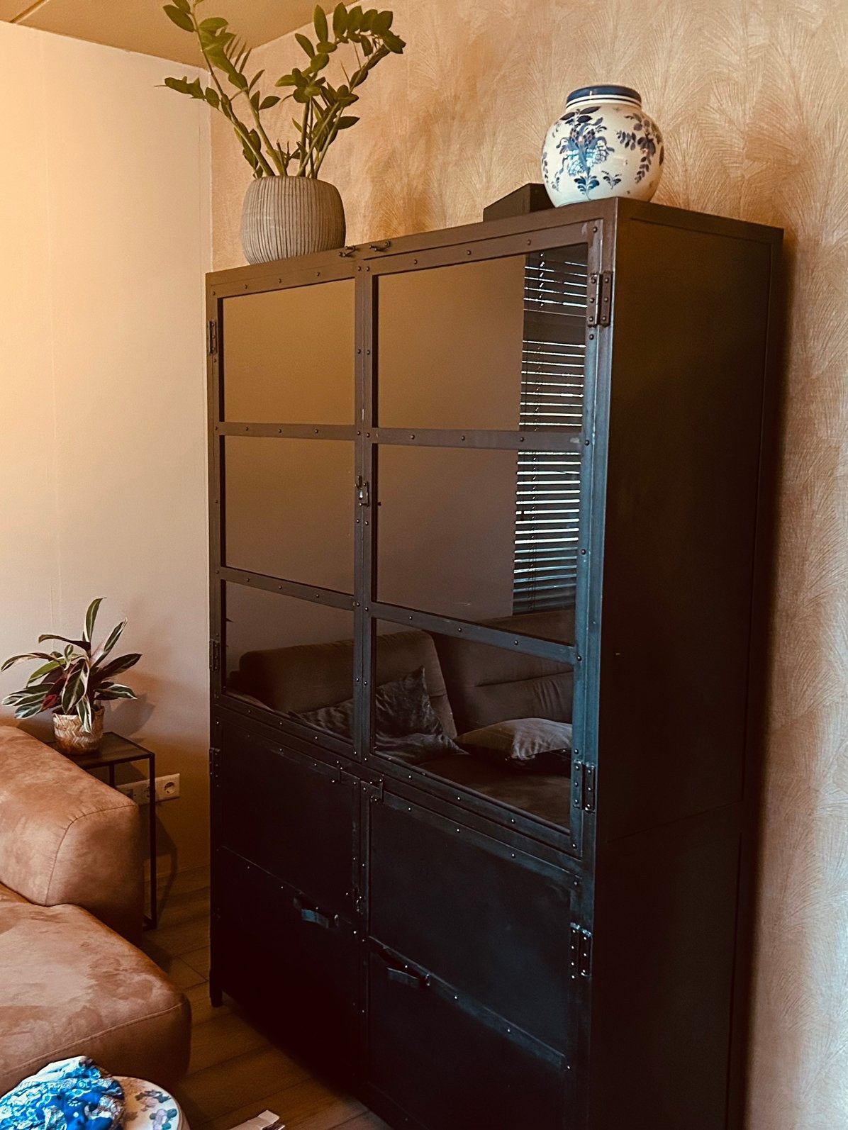 Unieke zwarte metalen kast, Huis en Inrichting, Kasten | Boekenkasten, Ophalen, 50 tot 100 cm, Zo goed als nieuw, 150 tot 200 cm