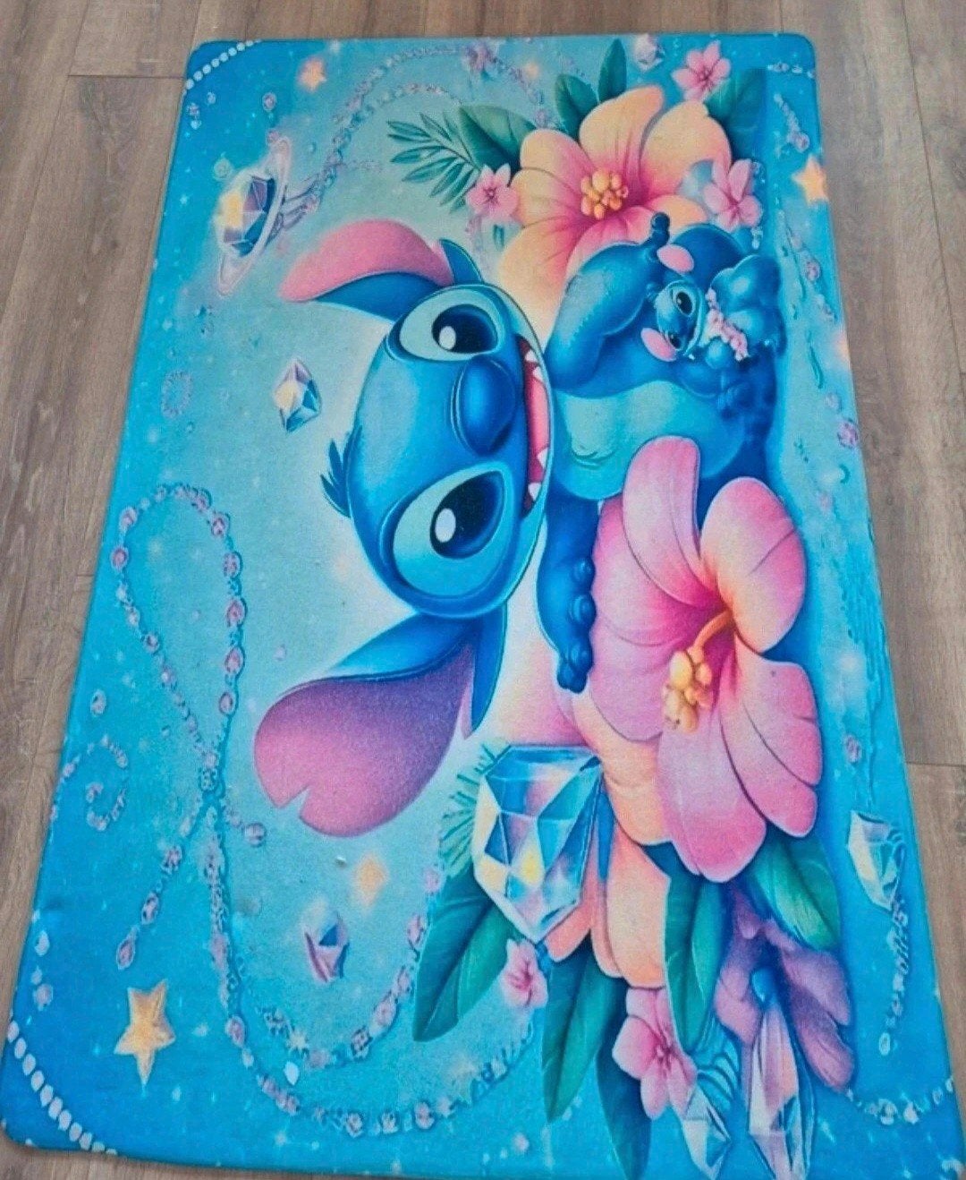 Stitch Vloerkleed - Blauw met Bloemen en Diamanten, Huis en Inrichting, Stoffering | Tapijten en Kleden, Gebruikt, 100 tot 150 cm