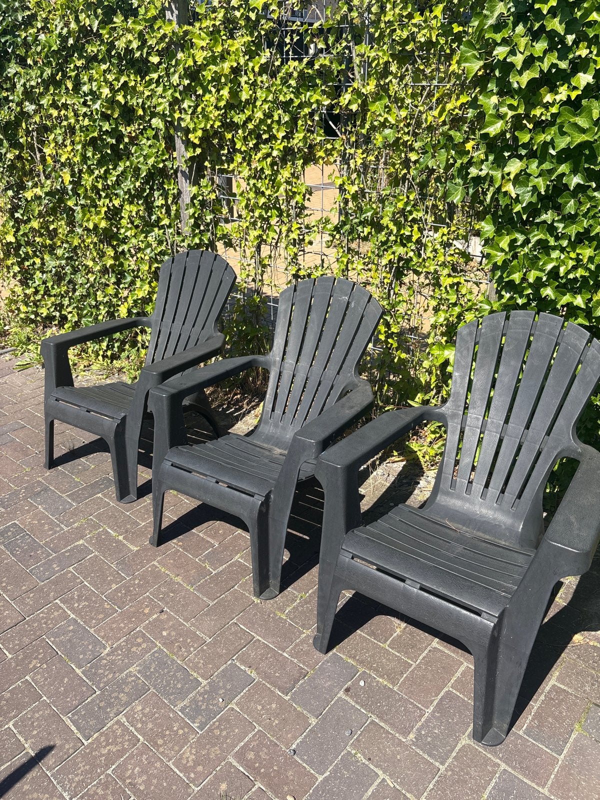 3x Zwarte kunststof tuinstoelen - Adirondack stijl, Ophalen, Gebruikt, Kunststof