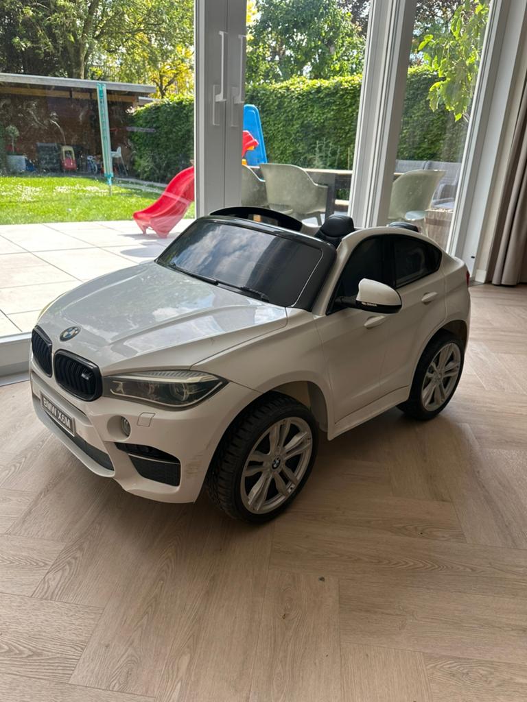 BMW X6M elektrische kinderauto 2 persoons, Kinderen en Baby's, Ophalen, Zo goed als nieuw