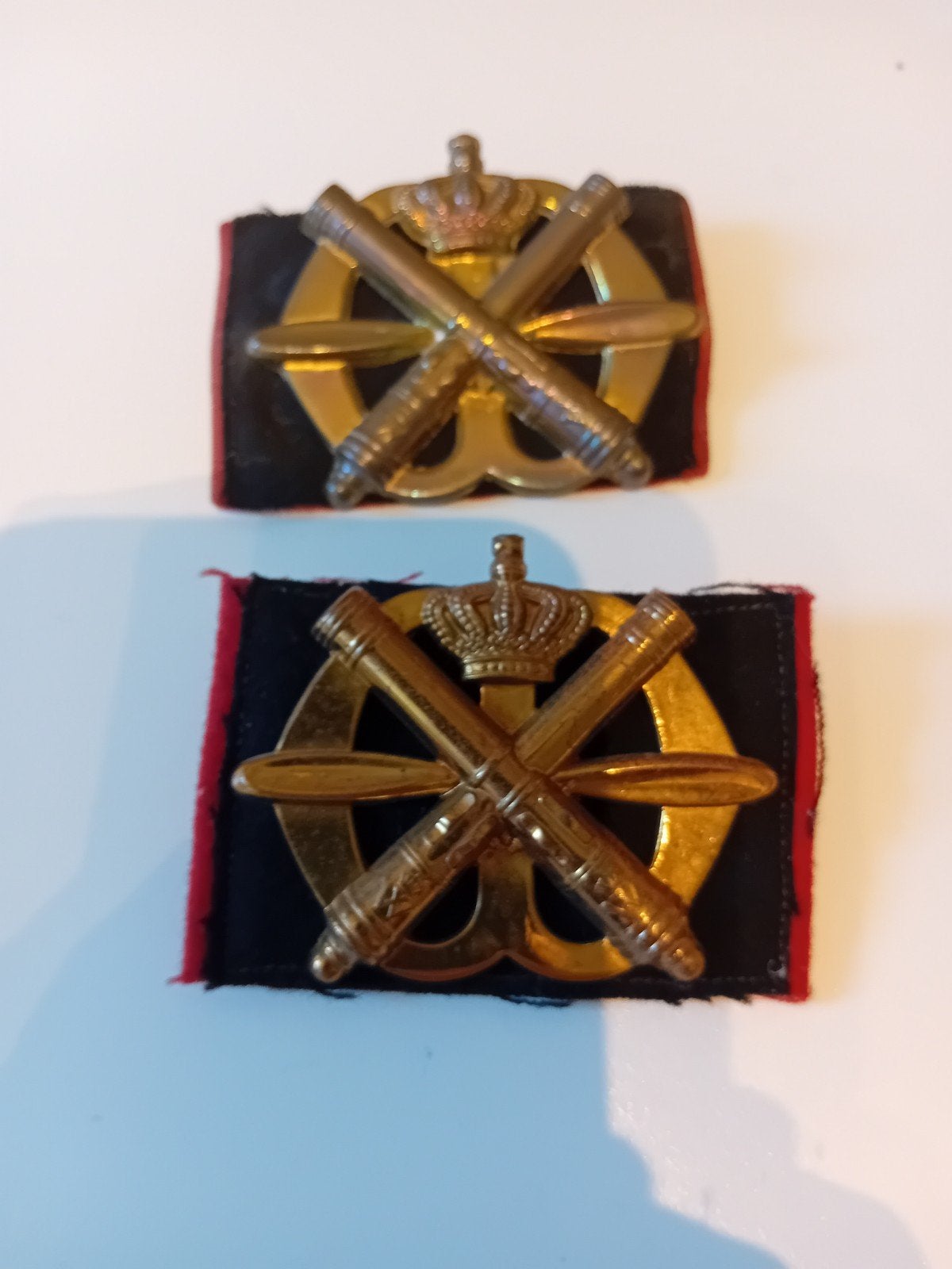 2 stuks baretemblemen luchtdoelartillerie, Verzamelen, Militaria | Algemeen, Ophalen of Verzenden, Landmacht, Nederland, Embleem of Badge