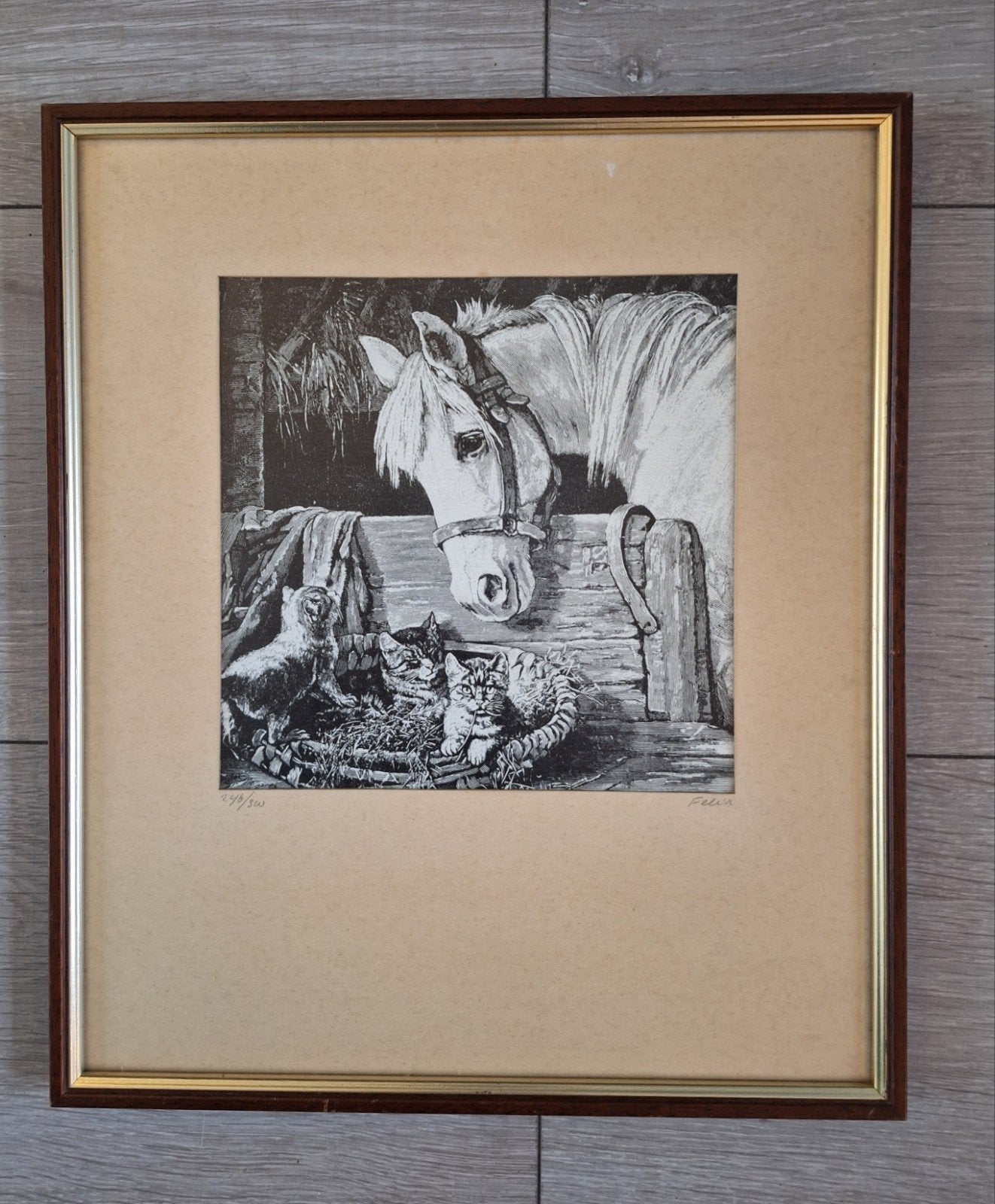 Prachtige genummerde antieke prent van paard met kittens, Verzamelen, Foto's en Prenten, 1980 tot heden, Ophalen of Verzenden