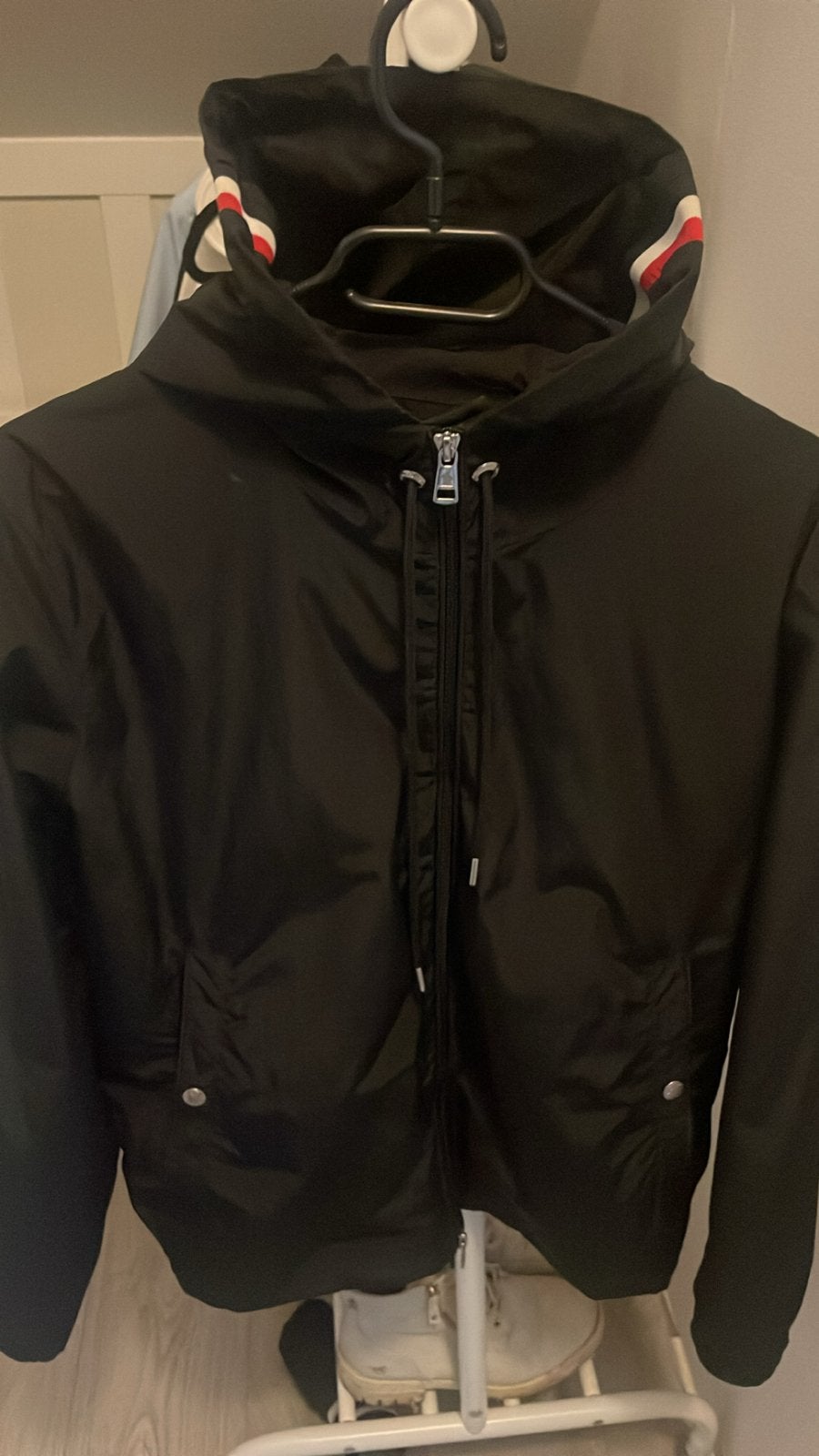 Moncler  windbreker zwart, Ophalen of Verzenden, Zo goed als nieuw, Maat 38/40 (M), Zwart