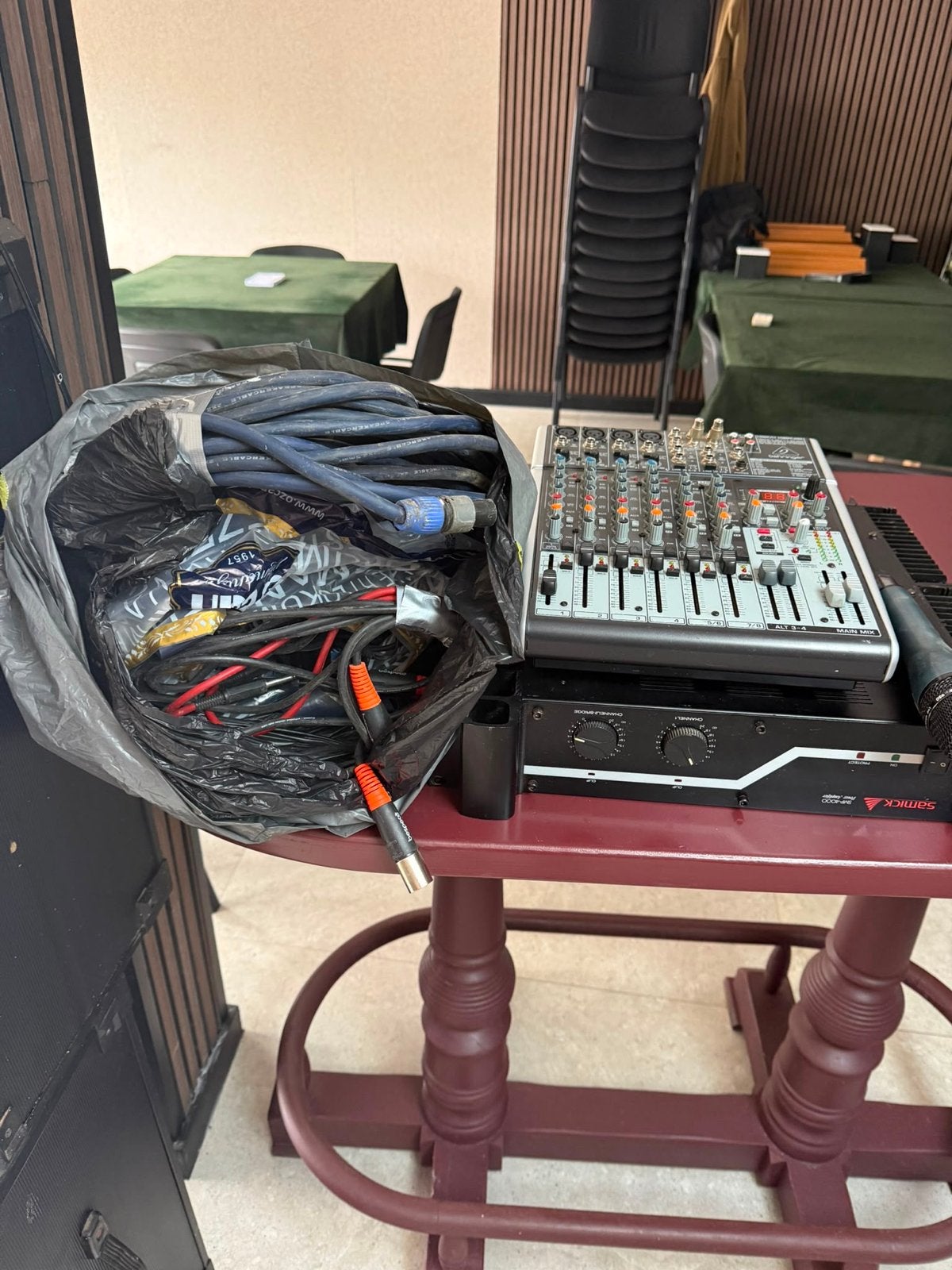 Complete geluidsinstallatie met Behringer mixer en microfoon, Ophalen, Gebruikt, 5 tot 10 kanalen, Microfooningang