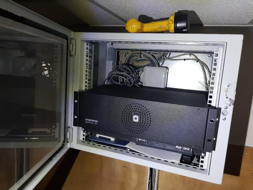 Stentofon AlphaCom XE7 Communicatie  Server met acc, Computers en Software, Servers, Ophalen of Verzenden