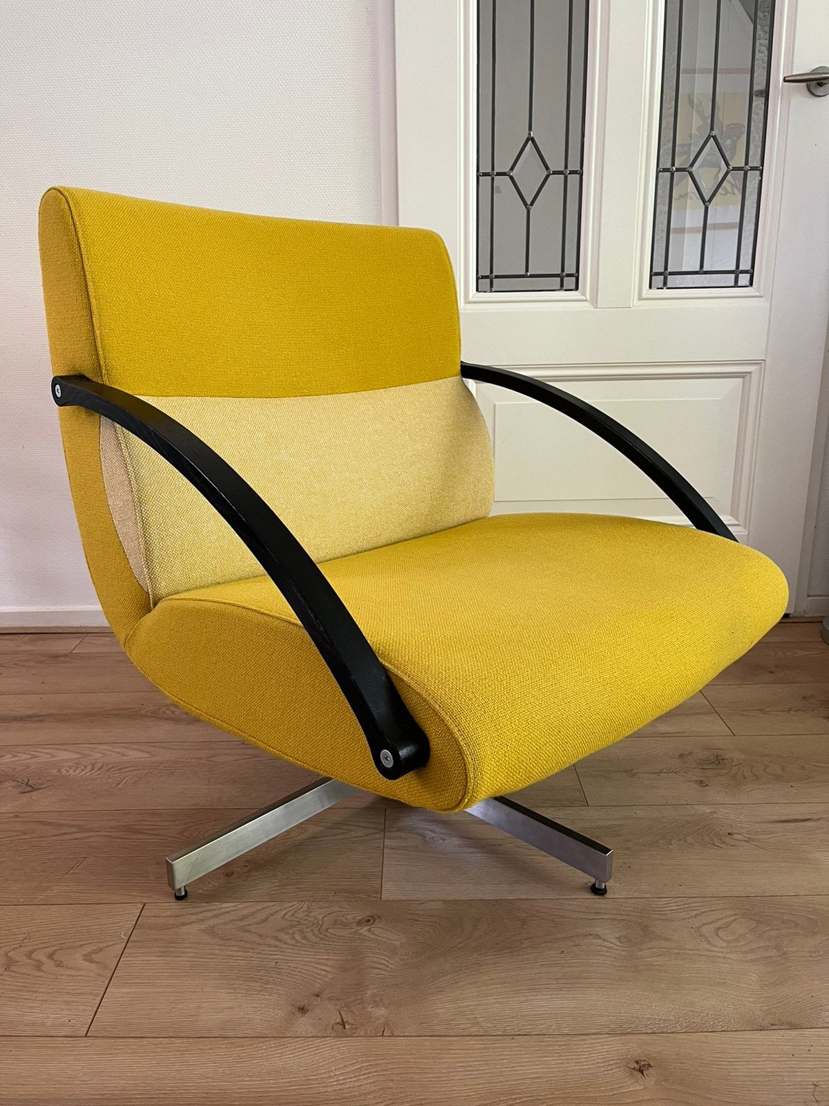 Harvink Draai Fauteuil model Focus Gele Ploeg stof IZGST., Huis en Inrichting, Hout, Design, 75 tot 100 cm, Ophalen of Verzenden