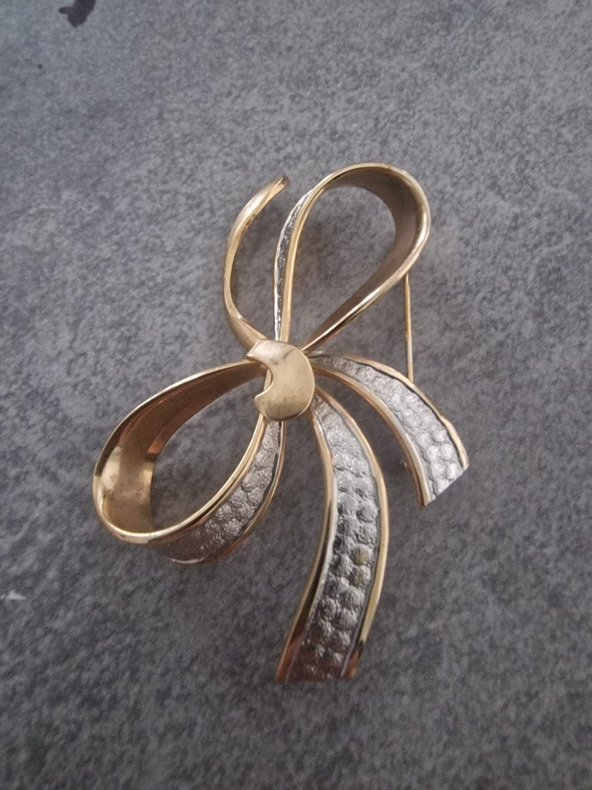 Elegante strikbroche in goudkleur en zilverkleur, Overige materialen, 4 tot 7 cm, Ophalen of Verzenden, Zo goed als nieuw