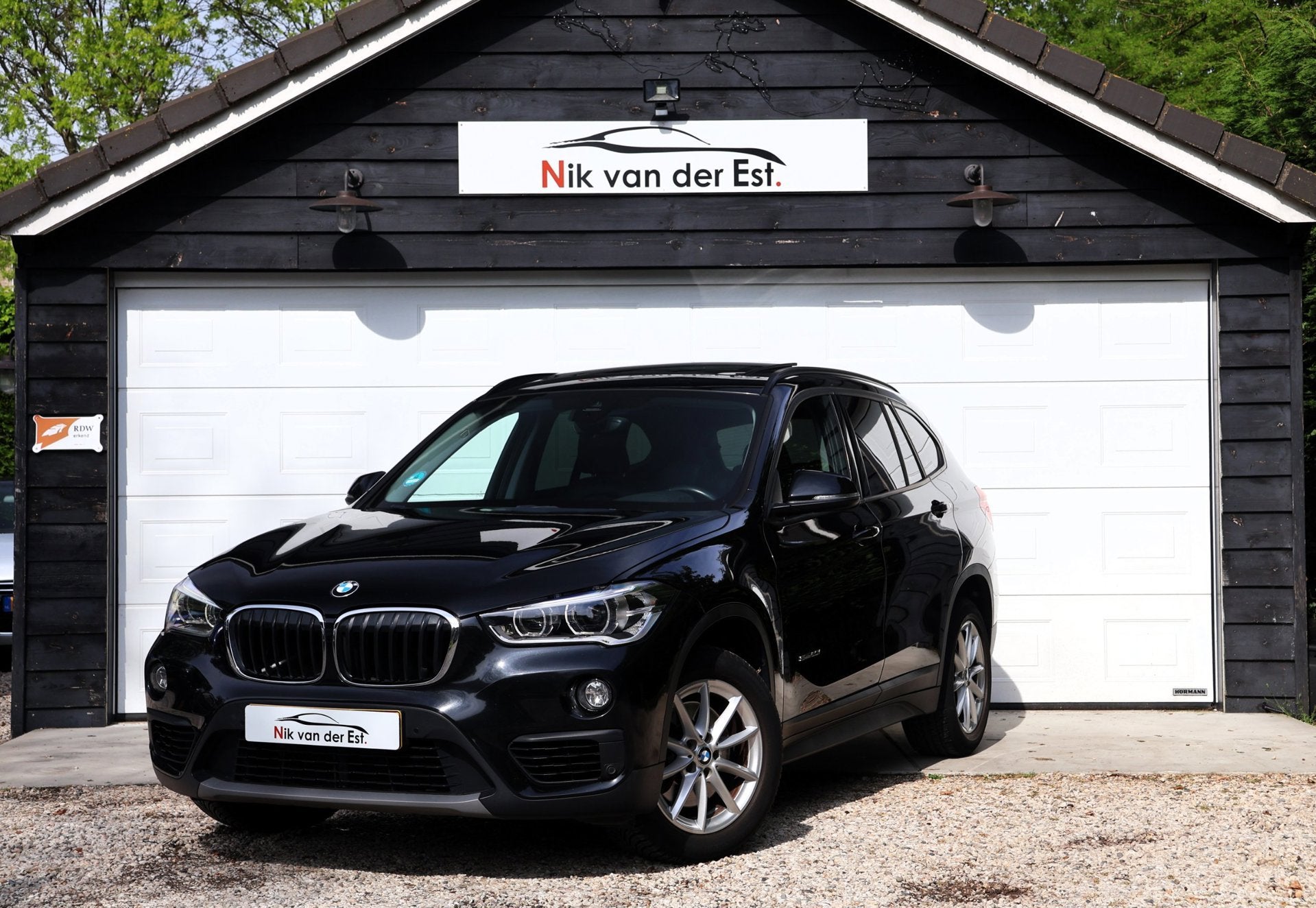 BMW X1 SDrive20i - High Executive-Pano-HUD-Stoelverwarming-C, 1998 cc, Zwart, Bedrijf, Automatische klimaatregeling
