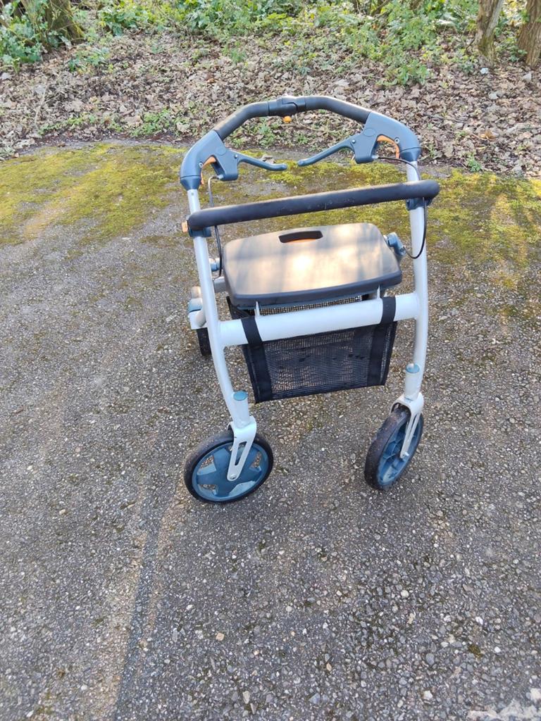 KHARGO ROLLATOR. TOT 120 KG. (ZIE BESCHRIJVING), Diversen, Ophalen