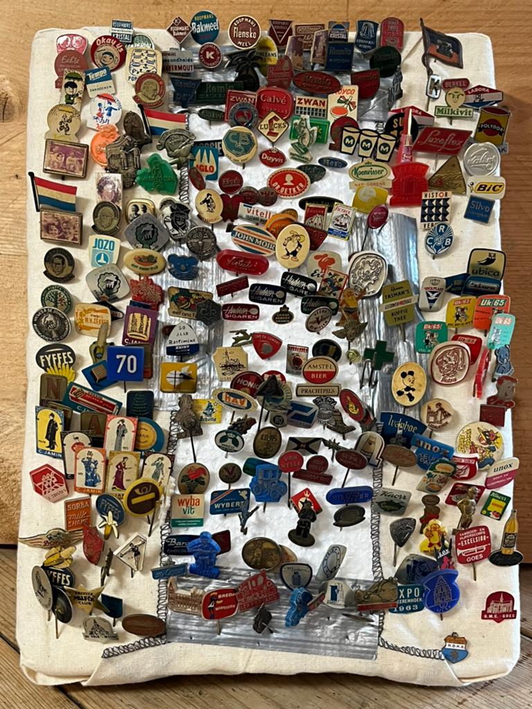 Vintage speldje pinnen pins buttons 500 stuks, Verzamelen, Speldjes, Pins en Buttons, Ophalen of Verzenden, Zo goed als nieuw