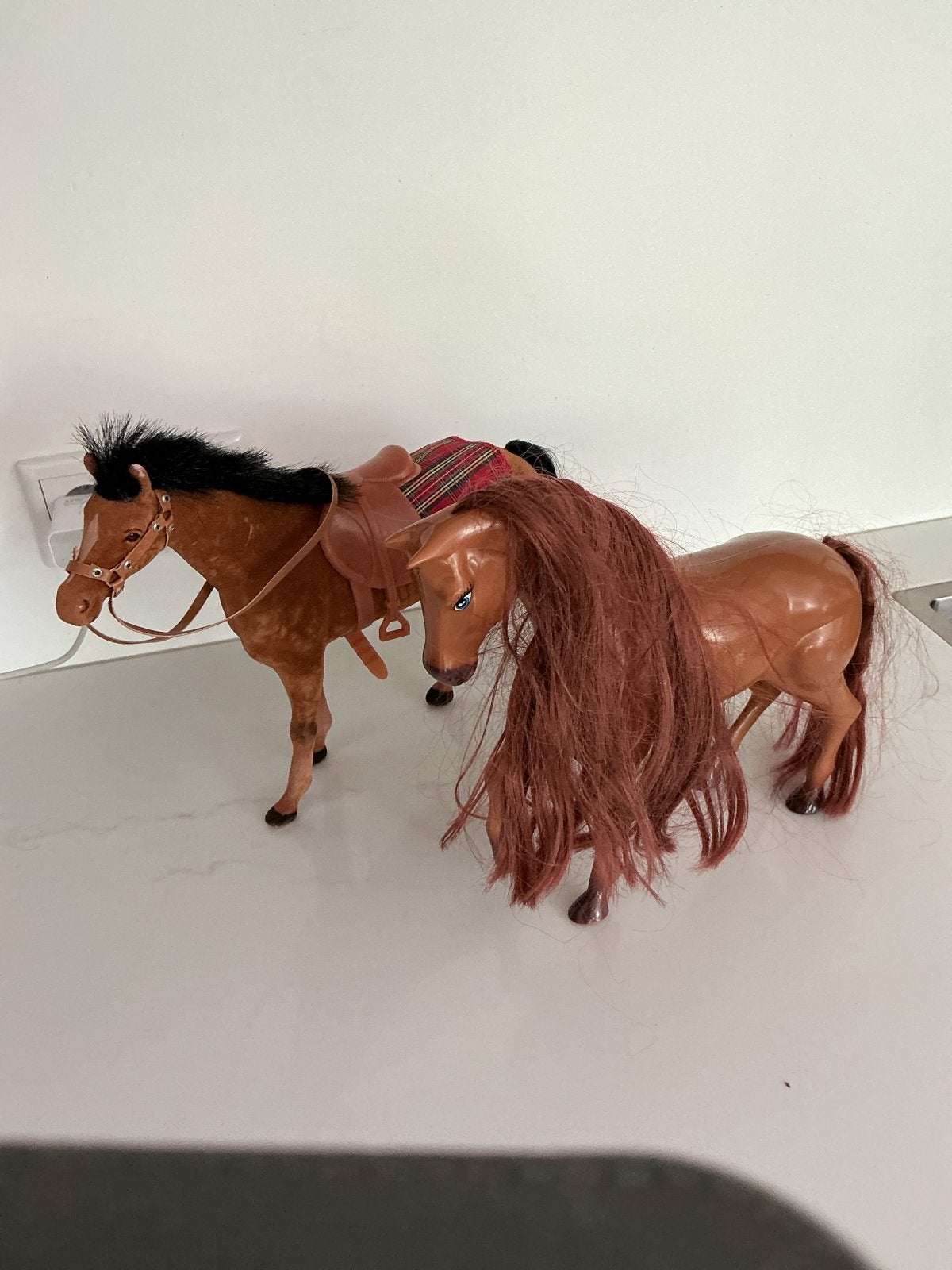 2 barbie paarden met zadel en manen vintage, Ophalen of Verzenden, Gebruikt, Pop