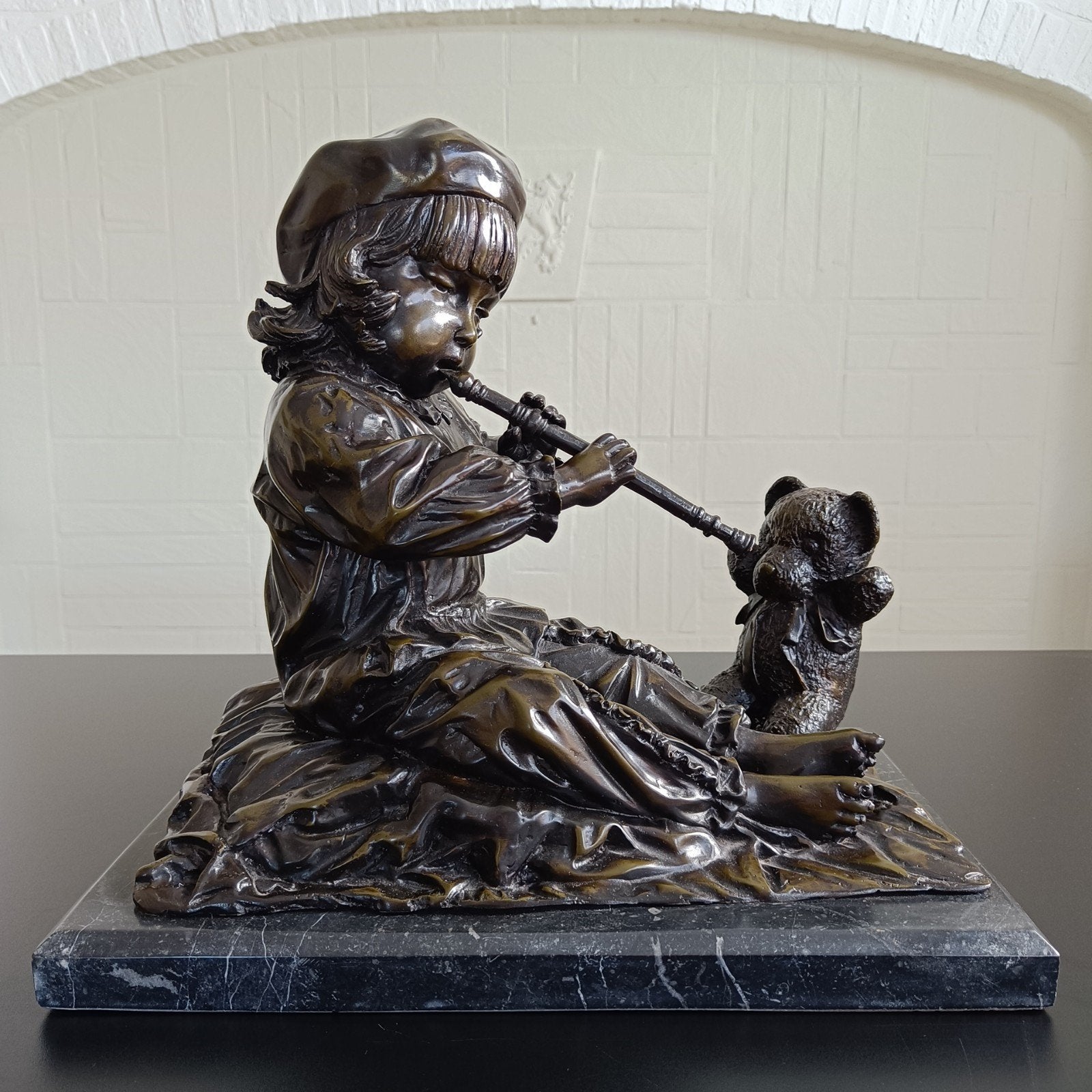 Kind met fluit en teddybeer A.Moreau., Antiek en Kunst, Ophalen of Verzenden, 20 - 50 cm, Scène, Beeld