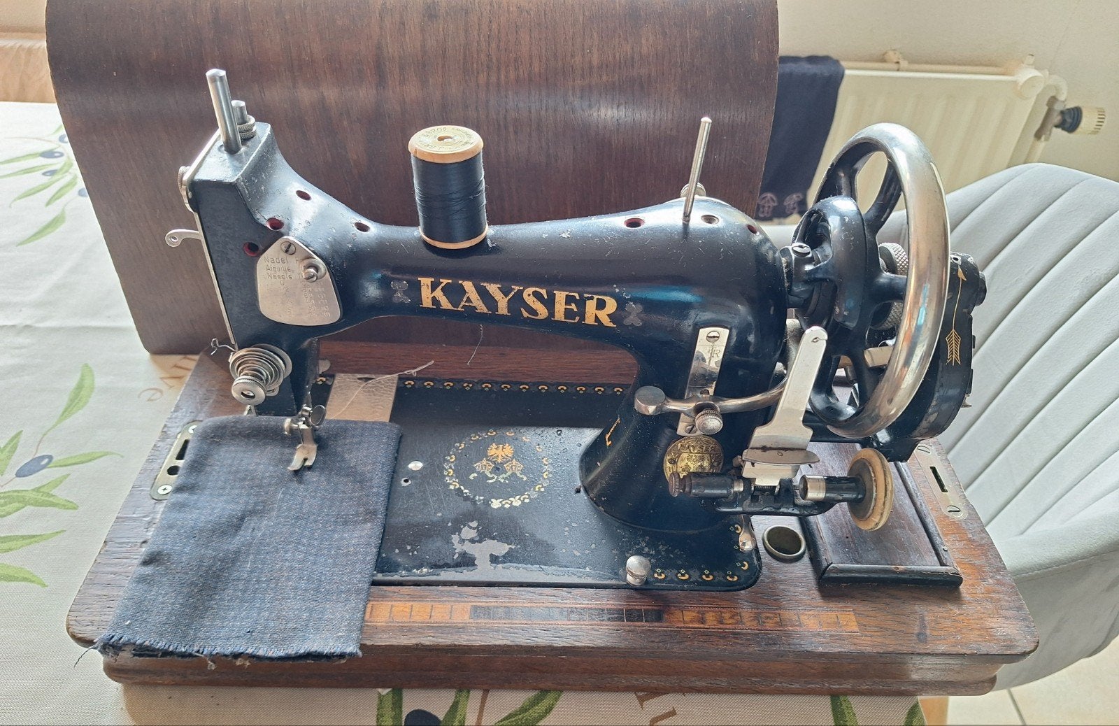 Antieke Kayser Handnaaimachine met Houten Kap, Ophalen