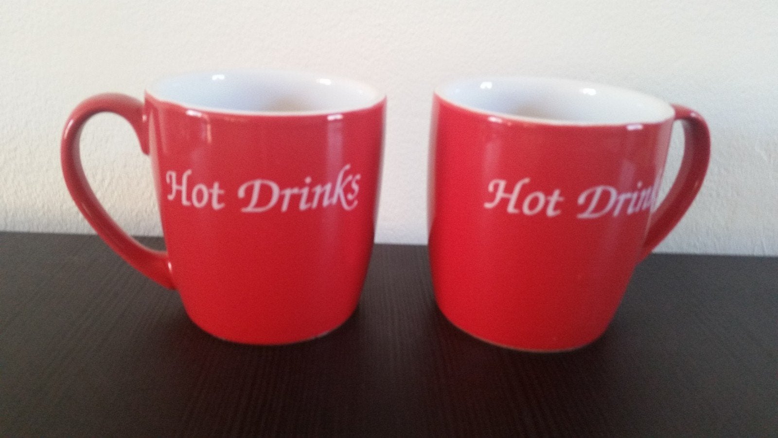 Set van 2 rode 'Hot Drinks' mokken/koffiebekers (9 cm hoog), Huis en Inrichting, Ophalen of Verzenden, Zo goed als nieuw, Overige stijlen