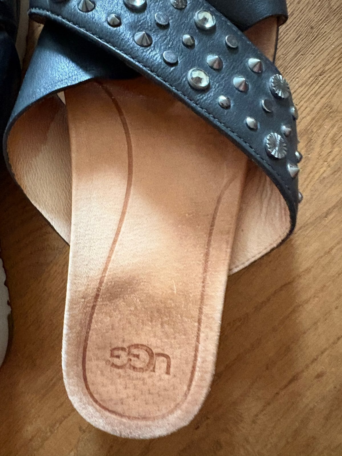 UGG sandalen met studs, Ophalen of Verzenden, Gedragen, Zwart, Sandalen of Muiltjes
