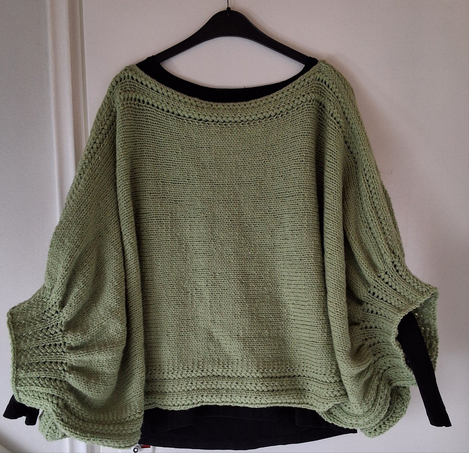warme/trui, handgebreid in zachte groentint, Kleding | Dames, Handgebreid, Ophalen of Verzenden, Nieuw
