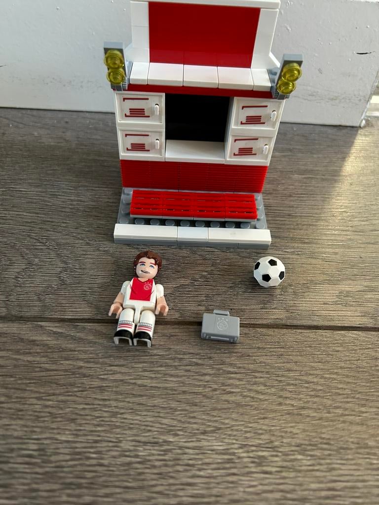 Ajax kleedkamer van bouwsteentjes met poppetje rugnummer 11, Ophalen of Verzenden, Zo goed als nieuw