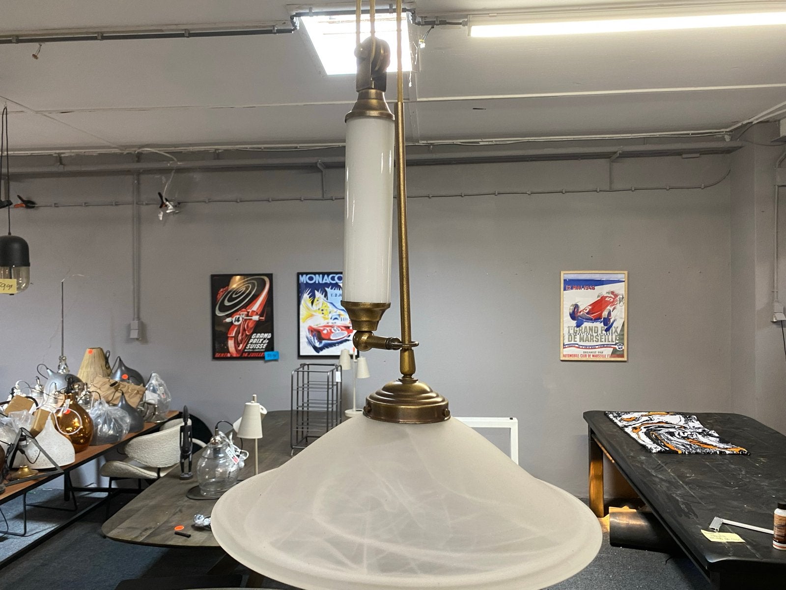 Pendellamp met contragewicht, messing en melkglas, Huis en Inrichting, Lampen | Hanglampen, Ophalen, Nieuw, Glas, E27 (groot)