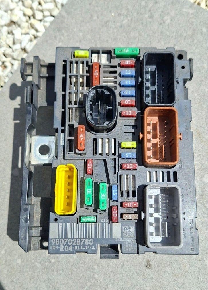Zekeringkast peugeot & citroen BSM-R04-01 9807028780, Auto-onderdelen, Ophalen of Verzenden, Gebruikt, Universele onderdelen