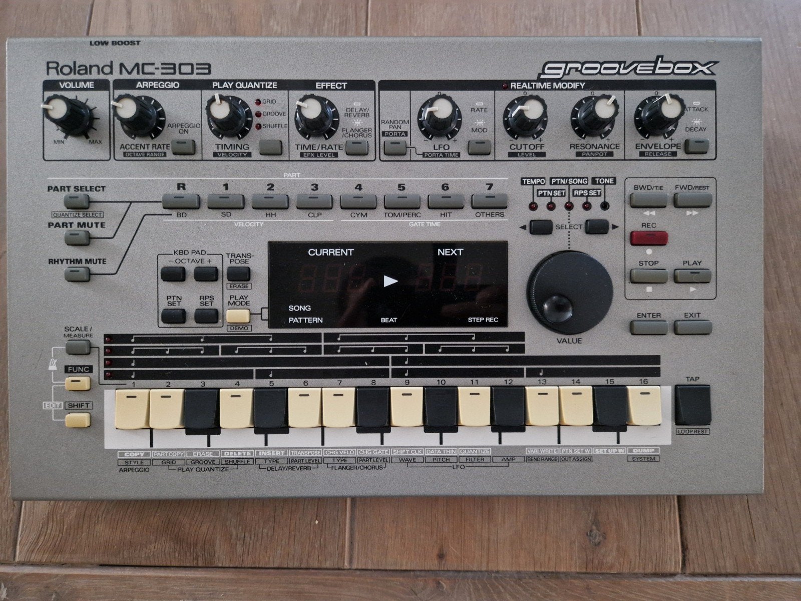 Roland MC-303 Groovebox, Gebruikt, Roland, Met midi-aansluiting, Overige aantallen